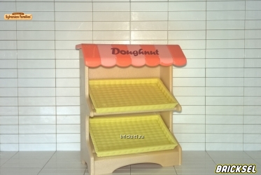Прилавок двухуровневый по продаже сладостей с желтыми лотками и навесом с надписью "Пончики" бежевый
