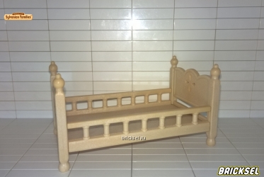 Кровать деревянная с резными деталями и высокими спинками бежевая