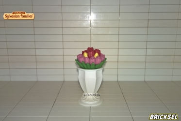 Декоративная ваза с цветами высокая белая