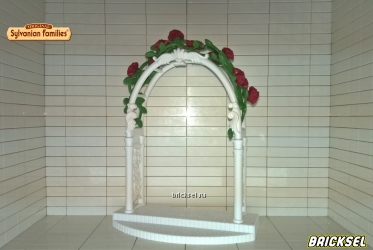 Арка декоративная с лианами и бордовыми розами двойная с подиумом белая