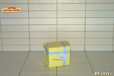 Подарочная коробка с голубой лентой в белый горошек желтая